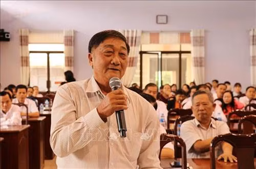 Cử tri Lâm Thanh Thảo (thị trấn Hậu Nghĩa, huyện Đức Hòa) nêu ý kiến tại buổi tiếp xúc cử tri. Ảnh: Bùi Giang - TTXVN