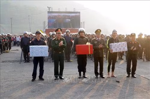 Lãnh đạo Bộ Quốc phòng, Bộ Công an và Tỉnh Hòa Bình tặng quà các đơn vị tham gia diễn tập. ẢNh: Vũ Hà - TTXVN