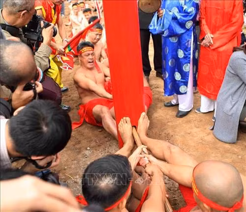 Nghi lễ “kéo co ngồi” đền Trấn Vũ ảnh 10