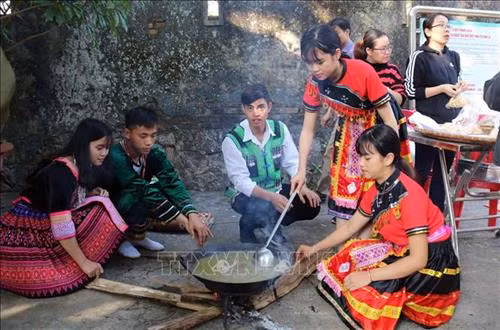 Học sinh trải nghiệm nấu Thắng cố - món ăn đặc trưng của đồng báo dân tộc Mông. Ảnh: Diệp Anh - TTXVN