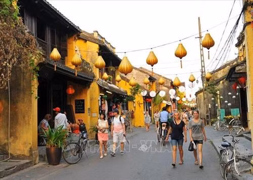 Khách du lịch trong và ngoài nước tham quan phố cổ Hội An (Quảng Nam). Phố cổ Hội An được UNESCO công nhận là di sản văn hóa thế giới năm 1999. Ảnh: Minh Đức – TTXVN Hội Gióng được đánh giá là lễ hội độc đáo ở Việt Nam và là lễ hội duy nhất trong tổng số gần 8.000 lễ hội truyền thống của Việt Nam được UNESCO công nhận là Di sản Văn hóa phi vật thể đại diện của nhân loại. Ảnh: Anh Tuấn - TTXVN Đêm Đại Nội (Huế). Quần thể di tích cố đô Huế được UNESCO công nhận là Di sản văn hóa thế giới năm 1993. Ảnh: Quốc Việt-TTXVN Đờn ca tài tử là loại hình nghệ thuật dân gian đặc trưng của vùng Nam Bộ, được UNESCO công nhận là Di sản văn hóa phi vật thể của thế giới. Ảnh: Minh Đức – TTXVN Hát quan họ trên thuyền tại đình Lim. Đây là loại hình nghệ thuật được UNESCO công nhận là di sản văn hóa phi vật thể của nhân loại năm 2009. Ảnh: Thanh Hà – TTXVN Nhã nhạc Huế - Âm nhạc cung đình Việt Nam được vinh danh là kiệt tác di sản văn hóa phi vật thể đại diện của nhân loại năm 2003. Ảnh: TTXVN Quần thể danh thắng Tràng An (Ninh Bình) được UNESCO công nhận là Di sản văn hóa và thiên nhiên thế giới. Ảnh: Minh Đức - TTXVN Di sản thiên nhiên thế giới Vịnh Hạ Long (Quảng Ninh) nhìn từ hang Bồ Nâu. Ảnh: Đình Na - TTXVN