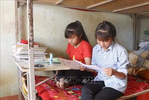Học sinh tranh thủ học bài tại phòng ở nội trú. Ảnh: Xuân Tư – TTXVN
