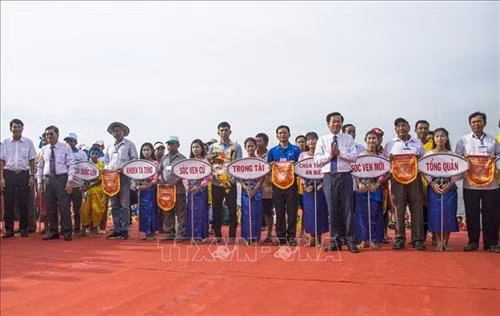 Biểu diễn văn nghệ truyền thống mang đậm bản sắc văn hóa dân tộc Khmer Nam bộ. Ảnh: Hồng Đạt - TTXVN Các đội đua ghe Ngo chuẩn bị thi đấu. Ảnh: Hồng Đạt - TTXVN Ban tổ chức tặng cờ lưu niệm cho các đội đua ghe Ngo. Ảnh: Hồng Đạt - TTXVN