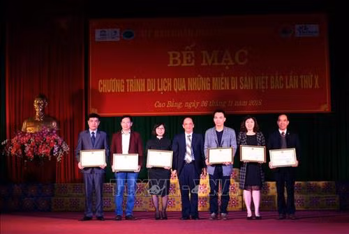 Đại diện lãnh đạo UBND tỉnh Cao Bằng tặng Bằng khen cho các đoàn tham dự Chương trình du lịch "Qua những miền di sản Việt Bắc" lần thứ X - năm 2018. Ảnh: Chu Hiệu - TTXVN