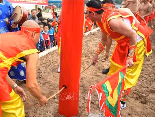 Cuộn dây kéo được các đội trưởng nâng lên 3 lần khi hành lễ. Ảnh: Thanh Tùng-TTXVN Cuộn dây kéo được các đội trưởng nâng lên 3 lần khi hành lễ. Ảnh: Thanh Tùng-TTXVN Dây kéo co có chiều dài hàng chục mét. Ảnh: Thanh Tùng-TTXVN Các đội tham gia kéo co hành lễ trong đền. Ảnh: Thanh Tùng-TTXVN Mỗi hiệp đấu kết thúc, phần thắng thuộc về bên nào không quan trọng, quan trọng là chúng ta đã góp phần bảo tồn và phát huy một di sản văn hóa phi vật thể đại diện nhân loại. Ảnh: Thanh Tùng-TTXVN Sự cố gắng, quyết liệt mỗi hiệp kéo biểu cảm rõ nét trên từng người tham gia kéo. Ảnh: Thanh Tùng-TTXVN Khi có hiệu lệnh “bắt đầu” các trai kéo dồn hết sức lực để kéo. Ảnh: Thanh Tùng-TTXVN Một “trai kéo” tới từ Hàn Quốc (người đeo kính) cùng tham gia kéo. Ảnh: Thanh Tùng-TTXVN Sự cố gắng, quyết liệt mỗi hiệp kéo biểu cảm rõ nét trên từng người tham gia kéo. Ảnh: Thanh Tùng-TTXVN Thanh gỗ nhỏ được trọng tài dùng để chêm vào lỗ giúp cho dây kéo ko xê dịch trước khi phát lệnh kéo. Ảnh: Thanh Tùng-TTXVN Dây kéo được luồn qua một cột gỗ chôn chặt dưới đất. Ảnh: Thanh Tùng-TTXVN