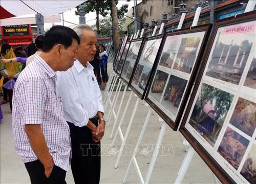 Du khách thập phương tham quan trưng bày ảnh chụp về di sản văn hóa tỉnh Hà Nam. Ảnh Đại Nghĩa - TTXVN