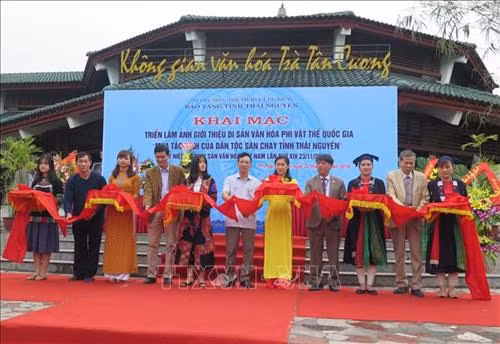 Các đại biểu cắt băng khai mạc Triển lãm. Ảnh: Quân Trang - TTXVN