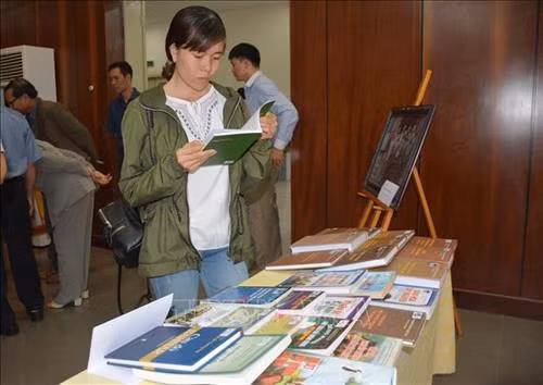 Khách tham quan tham quan, nghiên cứu tài liệu, hiện vật. Ảnh: Hoài Thu - TTXVN