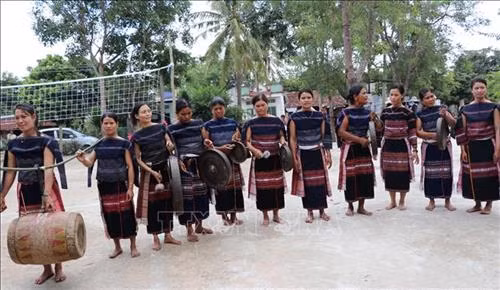 Đội cồng chiêng nữ hiếm hoi của huyện Kbang, tỉnh Gia Lai tập luyện cho Festival. Ảnh: Hồng Điệp - TTXVN.