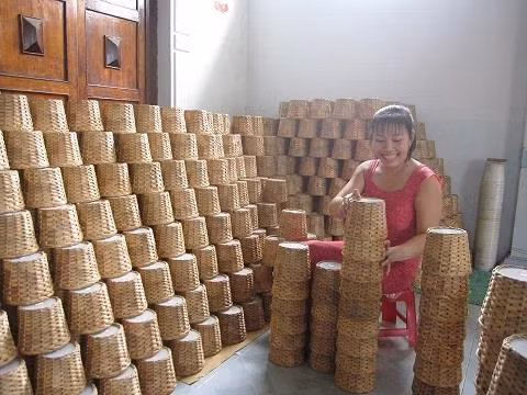 Hoạt động chính của làng nghề là dệt thảm, dệt chiếu, đan giỏ đã góp phần giải quyết việc làm, nâng mức thu nhập cho nông dân. Ảnh: travinh.gov.vn