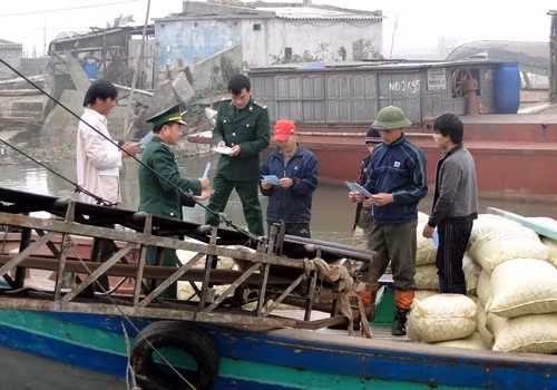 Cán bộ chiến sỹ Đồn Biên phòng Văn Lý tích cực tuyên truyền chủ trương, chính sách, pháp luật của Đảng, Nhà nước cho bà con ngư dân trên địa bàn.