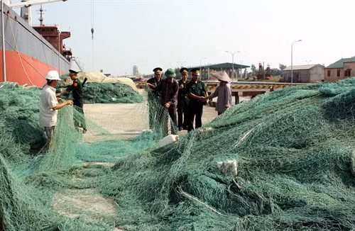 Bộ đội Biên phòng tỉnh Nam Định tuyên tìm hiểu đời sống,sản xuất của bà con ngư dân huyện Hải Hậu.
