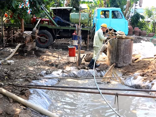 Công nhân kỹ thuật kiểm tra lượng bùn tại mũi khoan thăm dò ở thành phố Vị Thanh.