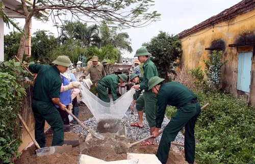 Bộ đội Biên phòng tỉnh Nam Định giúp nhân dân làm đường giao thông, xây dựng nông thôn mới.