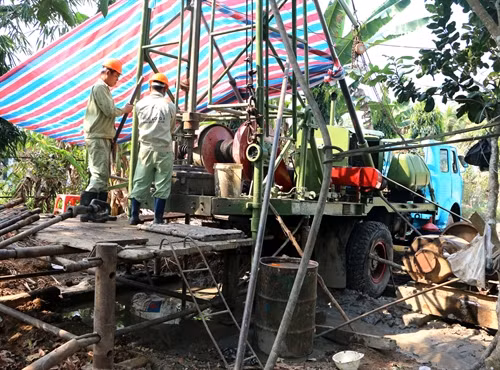 Công nhận khoan thăm dò tìm nguồn nước ở vùng ngoại ô thành phố Vị Thanh.