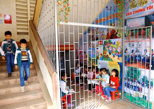 Học sinh Trường tiểu học thị trấn Sông Thao đọc sách tại thư viện cầu thang.