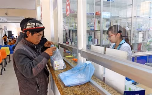 Người dân nhận thuốc theo chế độ bảo hiểm tại Bệnh viện Đa khoa Lâm Đồng. Ảnh: Nguyễn Dũng - TTXVN