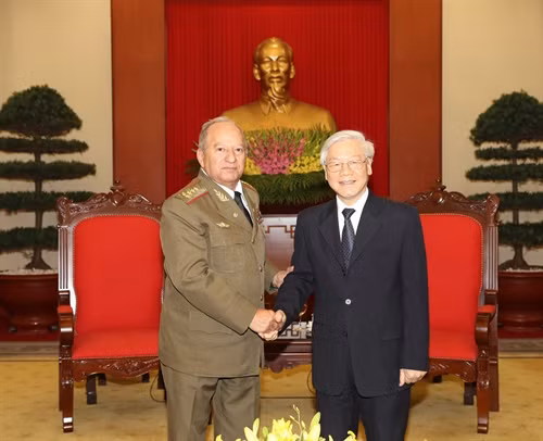 Tổng Bí thư Nguyễn Phú Trọng tiếp Thượng tướng Leopoldo Cintra Frías , Uỷ viên Bộ Chính trị, Bộ trưởng Bộ các Lực lượng Vũ trang Cách mạng Cuba đang thăm hữu nghị chính thức Việt Nam. Ảnh: Trí Dũng-TTXVN