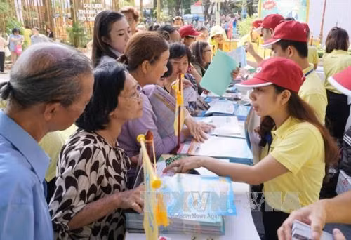 Khách tham khảo tour du lịch tại gian hàng của các công ty Lữ hành Du lịch Thành phố Hồ Chí Minh. Ảnh: Phương Vy-TTXVN.