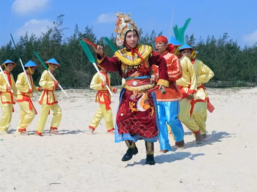 Đội hát Bả trạo xã Tam Thanh, thành phố Tam Kỳ làm lễ nhập thuyền.