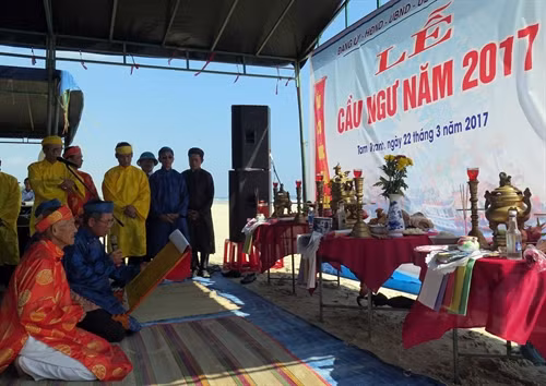 Các cụ cao tuổi làm lễ cúng cá Ông trước khi diễn ra hát Bả trạo .