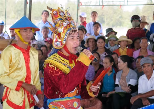 Ông tổng mũi là người hát chính trong đội chèo Bả trạo.