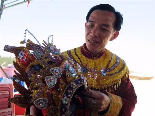 Anh Nguyễn Thành Trung là người được bà con ngư dân xã Tam Thanh, thành phố Tam Kỳ lựa chọn làm ông tổng mũi hát chính trong lễ hội cầu ngư năm 2017.