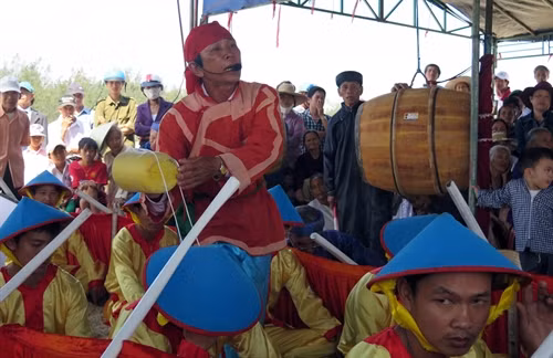 Ông tổng khoang là người hát những câu hát dí dỏm trong lúc những tay chèo “nghỉ ngơi” trên biển.