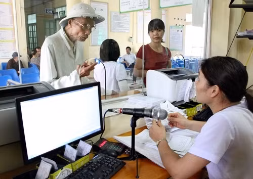 Hướng dẫn thủ tục khám chữa bệnh bằng thẻ BHYT tại bệnh viện Hoài Đức (Hà Nội). Ảnh: Dương Ngọc - TTXVN