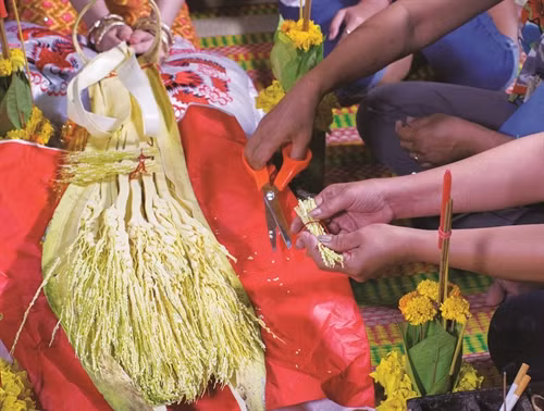 Mẹ của cô dâu thận trọng kết từng chùm hoa cau