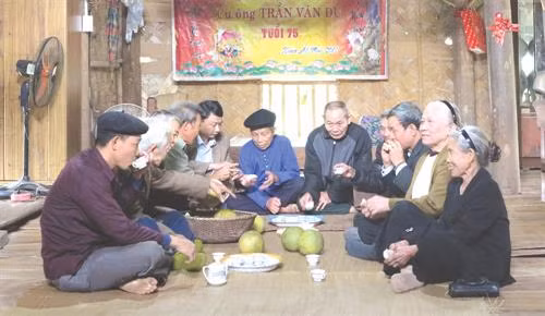 Người cao tuổi Cây Lai thưởng thức trái bưởi Sửu, đàm đạo câu chuyện chuẩn bị đón Xuân, vui Tết.