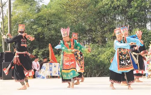 Người Dao huyện Yên Lập biểu diễn múa Chuông trong ngày hội văn hóa các dân tộc.