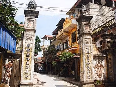 Cổng làng cổ Phù Lưu với hai câu đối.