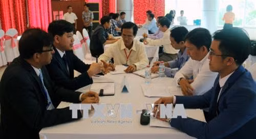 Các ban ngành chức năng của tỉnh Kiên Giang trao đổi với các đơn vị, doanh nghiệp tại diễn đàn. Ảnh: Lê Huy Hải - TTXVN