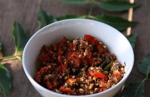 Săn đặc sản muối kiến vàng ở Krông Pa ảnh 12