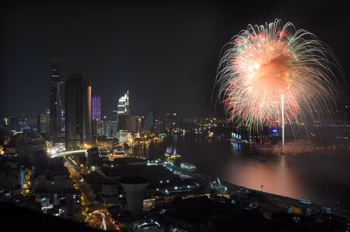 Vào thời khắc chuyển giao năm cũ Ất Mùi và năm mới Bính Thân 2016, TP. Hồ Chí Minh tổ chức bắn pháo hoa tầm cao tại khu vực đầu đường hầm sông Sài Gòn (quận 2) và 3 điểm tầm thấp tại Công viên Văn hóa Đầm Sen (quận 11), khu Truyền thống Cách mạng Sài Gòn - Chợ Lớn - Gia Định (huyện Củ Chi) và sân bóng đá huyện Cần Giờ. Ảnh: An Hiếu- TTXVN