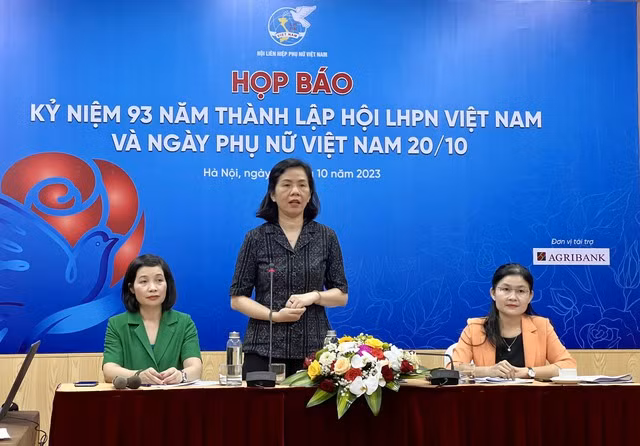 Phó Chủ tịch Hội Liên hiệp Phụ nữ Việt Nam Nguyễn Thị Minh Hương chia sẻ thông tin tại cuộc họp báo. Ảnh: baochinhphu.vn
