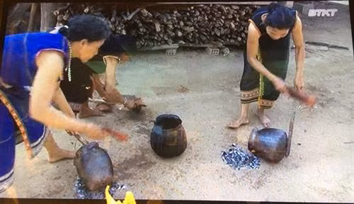 Gốm khi đang nung lấy ra 3 lần để phết màu đen. Ảnh tư liệu