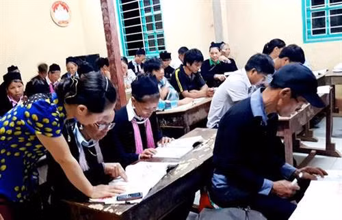 Giờ học tại lớp xóa mù chữ ở xã Cam Cọn (Bảo Yên). Ảnh: baolaocai.vn