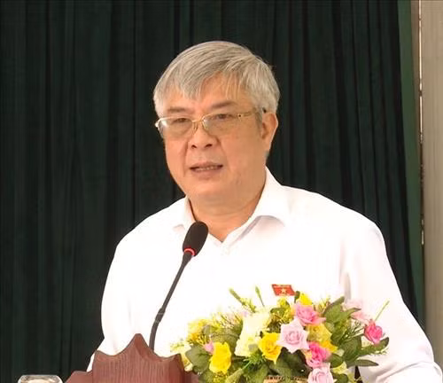 Đại biểu Quốc hội Nguyễn Đắc Quỳnh, Trưởng Đoàn đại biểu Quốc hội tỉnh Sơn La tiếp thu các ý kiến, kiến nghị của cư tri xã Mường Lèo, huyện Sốp Cộp, tỉnh Sơn La. Ảnh: Nguyễn Cường - TTXVN