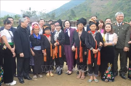 Đồng chí Trần Quốc Vượng cùng lãnh đạo tỉnh Yên Bái thăm hỏi, động viên người dân huyện Văn Yên. Ảnh: Tuấn Anh - TTXVN