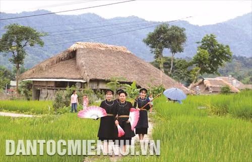 Các thiếu nữ dân tộc Tày trên đường tham gia nghi lễ hát Then truyền thống Hà Giang
