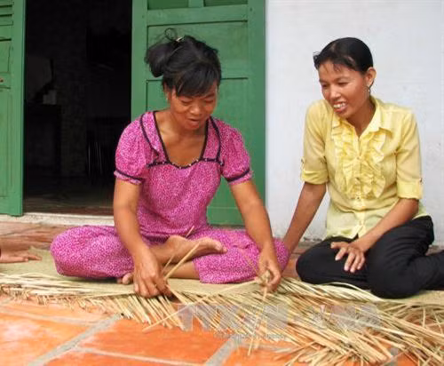 Phụ nữ dân tộc Khmer huyện Giang Thành (Kiên Giang) có thêm việc làm và thu nhập từ nghề đan đệm bàng truyền thống. Ảnh: Lê Sen – TTXVN