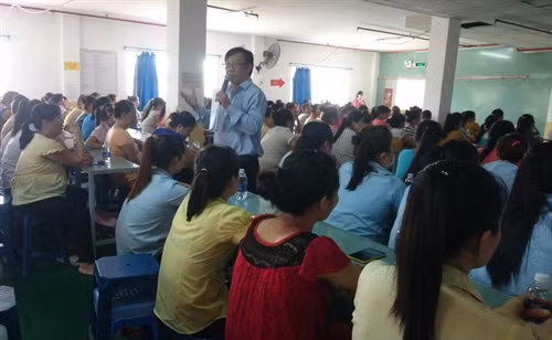 Công nhân Công ty TNHH may mặc Quảng Việt tham gia sinh hoạt công đoàn