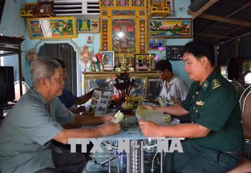 Bộ đội biên phòng Đồng Tháp tổ chức tuyên truyền tập trung cho người dân vùng biên. Ảnh: Chương Đài - TTXVN