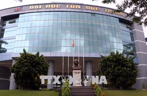 Tượng đài Chủ tịch Tôn Đức Thắng hiện diện trong khuôn viên Trường Đại học Tôn Đức Thắng. Ảnh: Xuân Khu – TTXVN