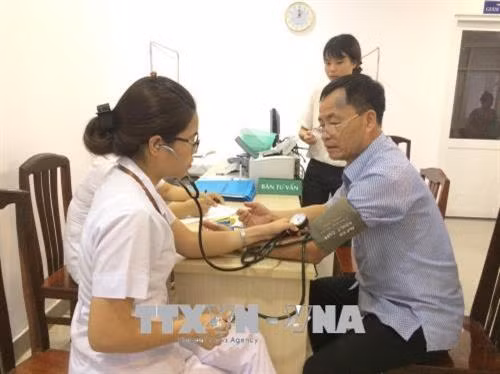 Người bệnh được kiểm tra sức khỏe trước khi tiến hành trị liệu thải độc 21 ngày. Ảnh: Đinh Hằng - TTXVN