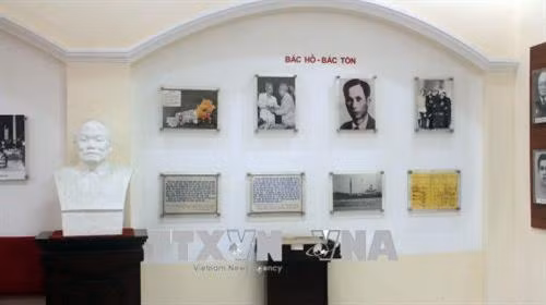 Góc phòng truyền thống trưng bày các tư liệu liên quan đến Bác Hồ và Bác Tôn tại trường Cao đẳng Kỹ thuật Cao Thắng. Ảnh: Xuân Khu - TTXVN