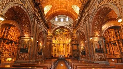 La Compania de Jesus với lối kiến trúc bằng gỗ có mạ vàng lộng lẫy