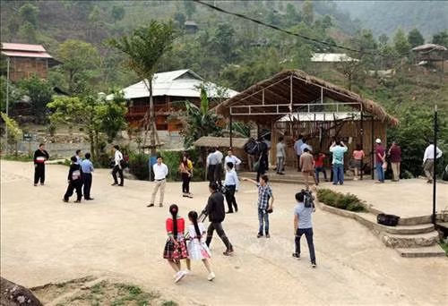 Du khách đến tham quan bản văn hóa Lao Chải 1, xã Khun Há, huyện Tam Đường tỉnh Lai Châu. Ảnh: Quý Trung - TTXVN Điểm cọn nước bản Nà Khương tại xã bản Bo, huyện Tam Đường một trong những điểm tham quan du lịch sinh thái hấp dẫn thu hút du khách khi đến Lai Châu. Ảnh: Quý Trung - TTXVN Điểm du lịch Phiêng Tiên – xã Bản Bo là một trong những điểm tham quan du lịch sinh thái hấp dẫn thu hút đông đảo du khách khi đến Lai Châu. Ảnh: Quý Trung - TTXVN